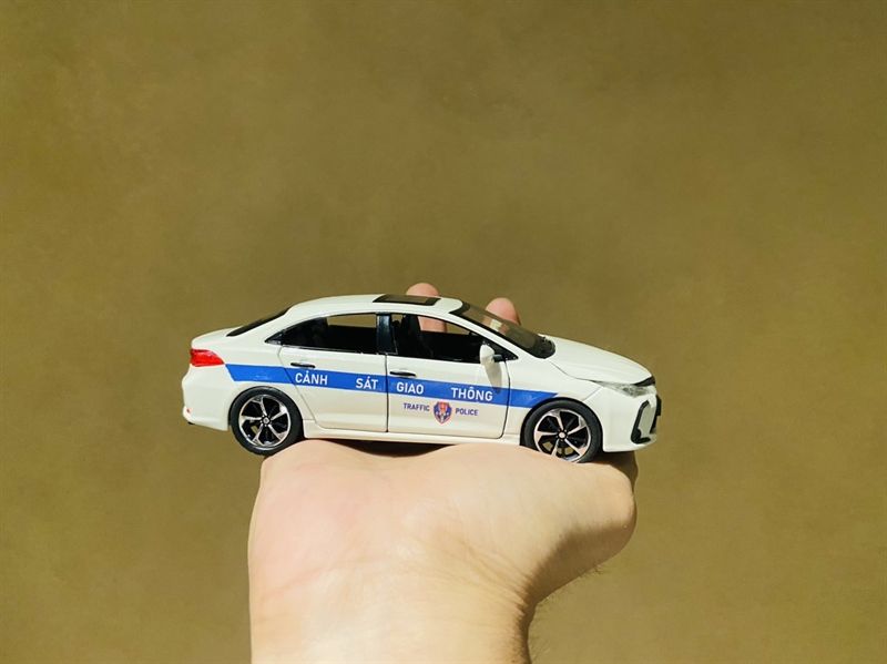 Mô hình xe ô tô độ CSGT Toyota Corolla Altis 2022 full open 1:32 Che Zhi Autono1 OT130
