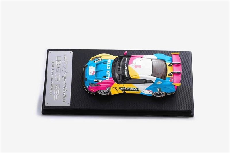 Mô hình xe GTR R35 LBWK Hello Kitty tỉ lệ 1:64 Model Collect OT64092