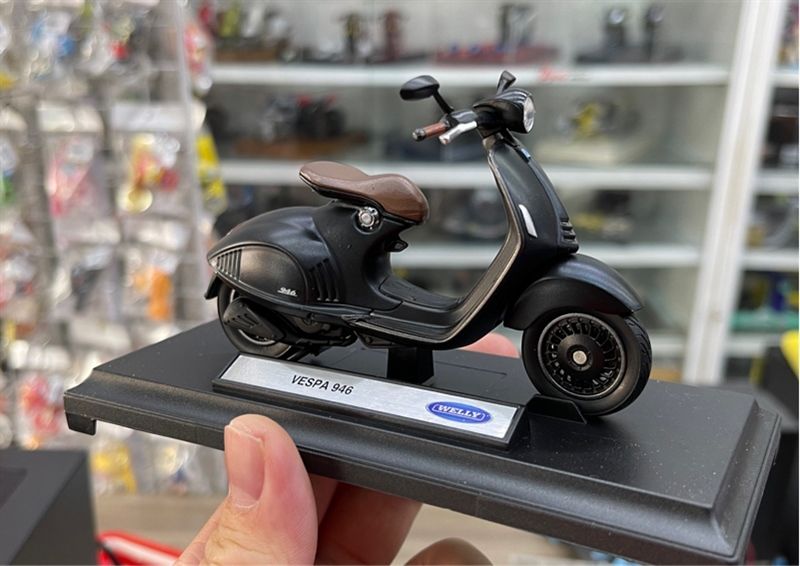 Mô hình xe Vespa 946 độ matt black 2023 tỉ lệ 1:18 Autono1 Welly D228