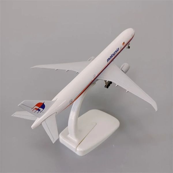 Mô hình máy bay Malaysia Boeing B777 có bánh xe 20cm MB20118