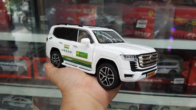 Mô hình xe độ dịch vụ taxi Mai Linh Toyota Land Cruiser LC300 2022 full open - full kính - đánh lái được - có remote tỉ lệ 1:24 Henteng model Autono1 OT392