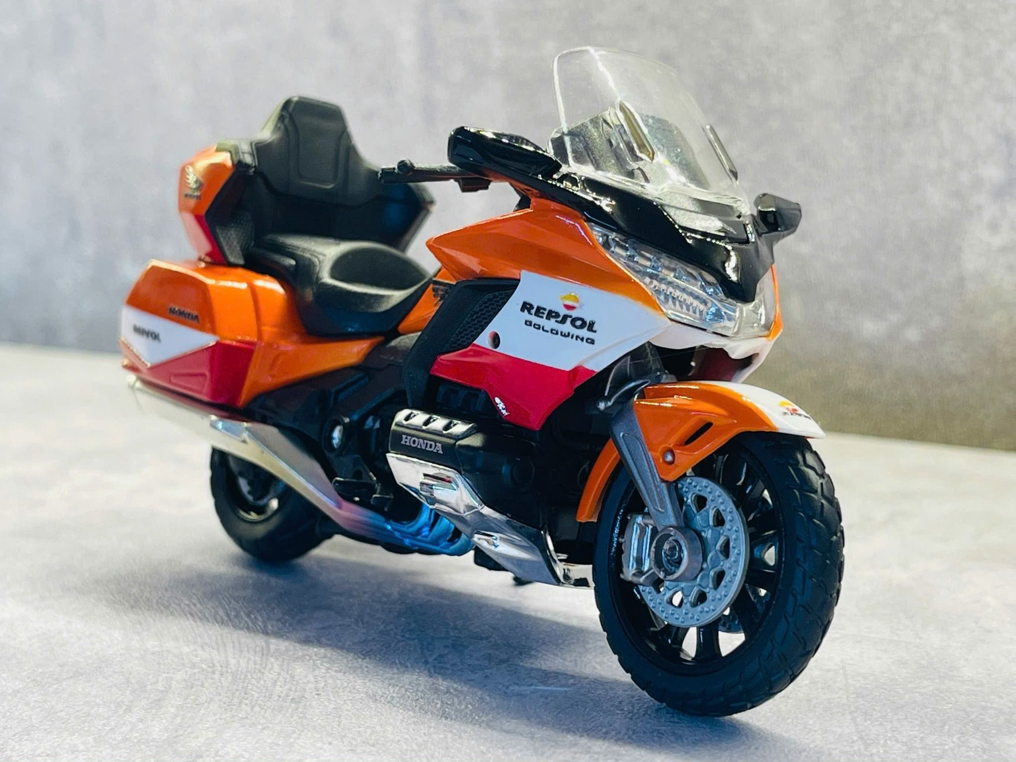 Mô hình xe Honda Goldwing độ tem Repsol tỉ lệ 1:18 Welly DO18001