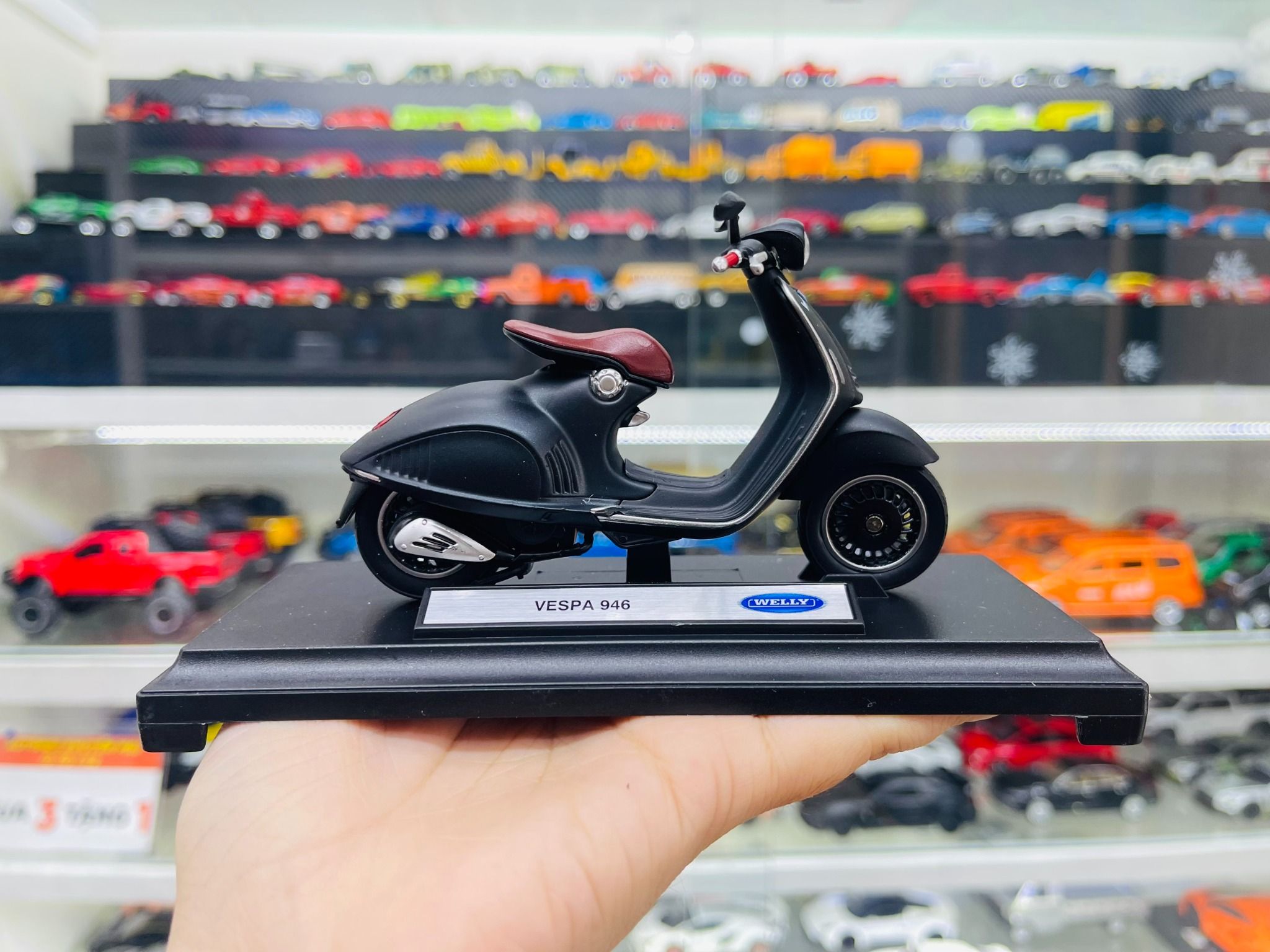 Mô hình xe Vespa 946 độ matt black 2023 tỉ lệ 1:18 Autono1 Welly D228