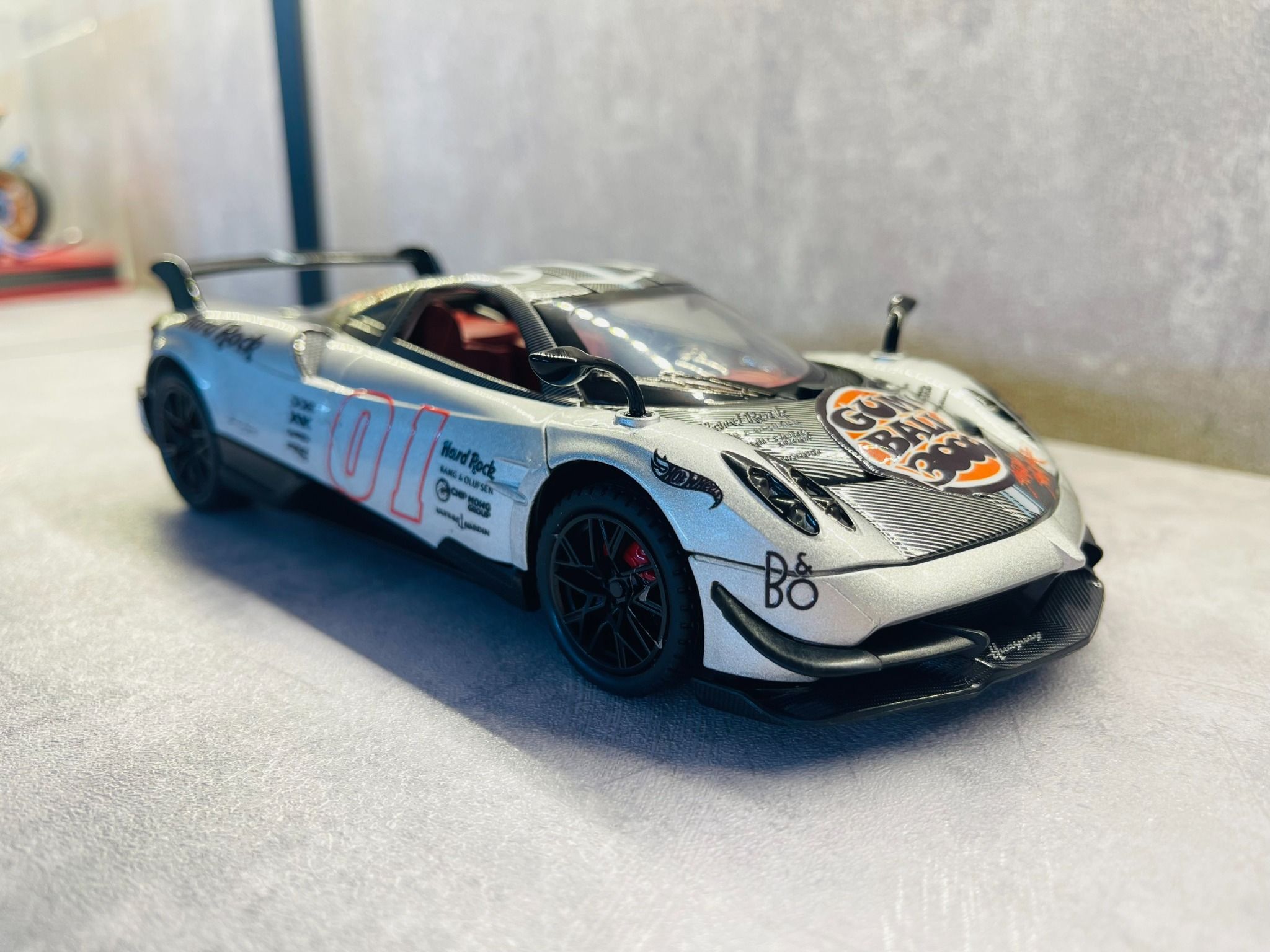 Mô hình xe custom Pagani Huayra BC Silver Gumball 3000 tỉ lệ 1:24 Alloy Model DO24005