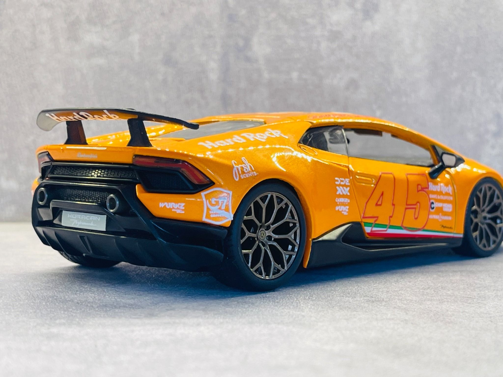 Mô hình xe custom Lamborghini Huracan Performante Gumball3000 Orange tỉ lệ 1:24 Bburago DO24003