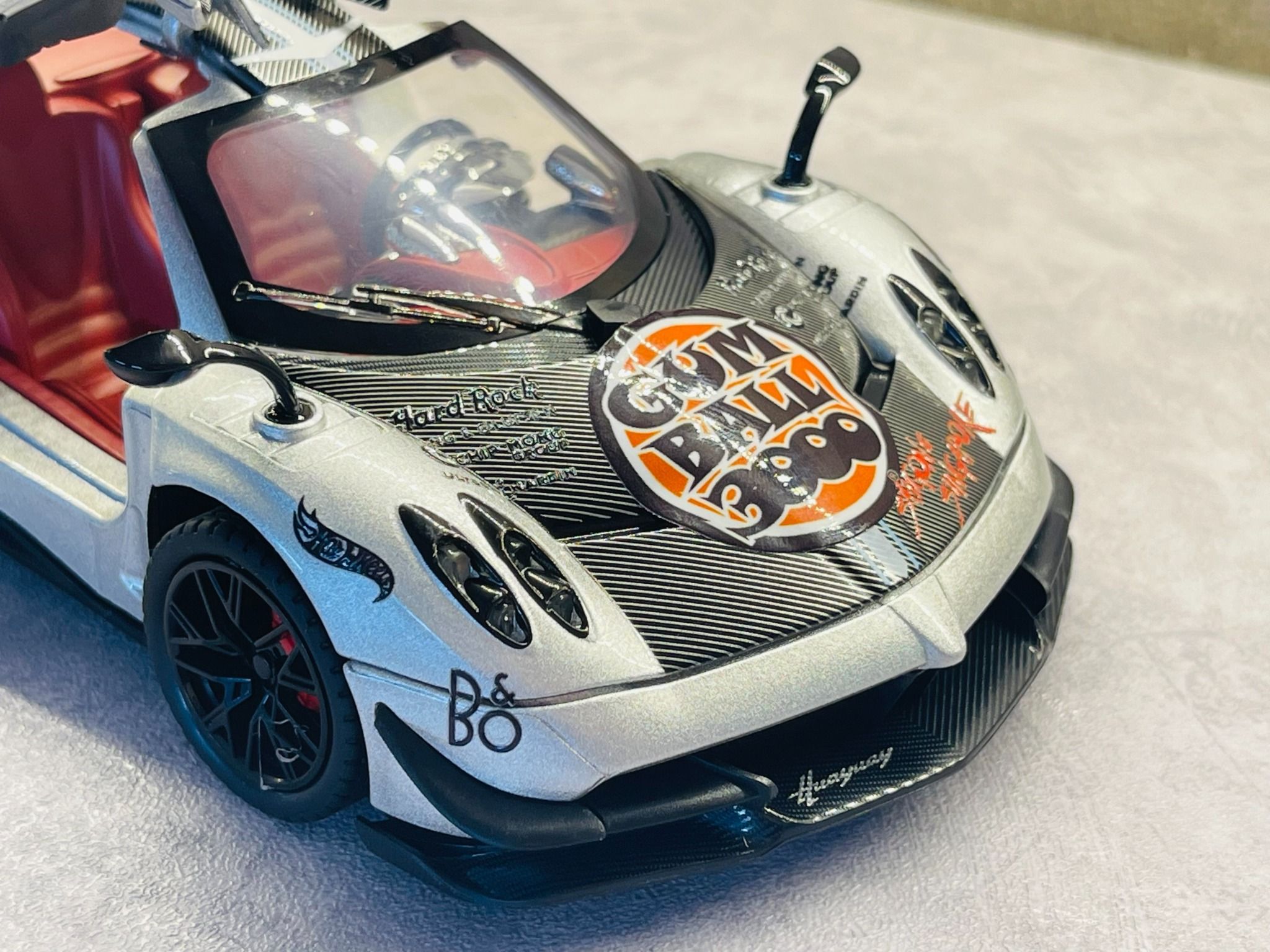 Mô hình xe custom Pagani Huayra BC Silver Gumball 3000 tỉ lệ 1:24 Alloy Model DO24005