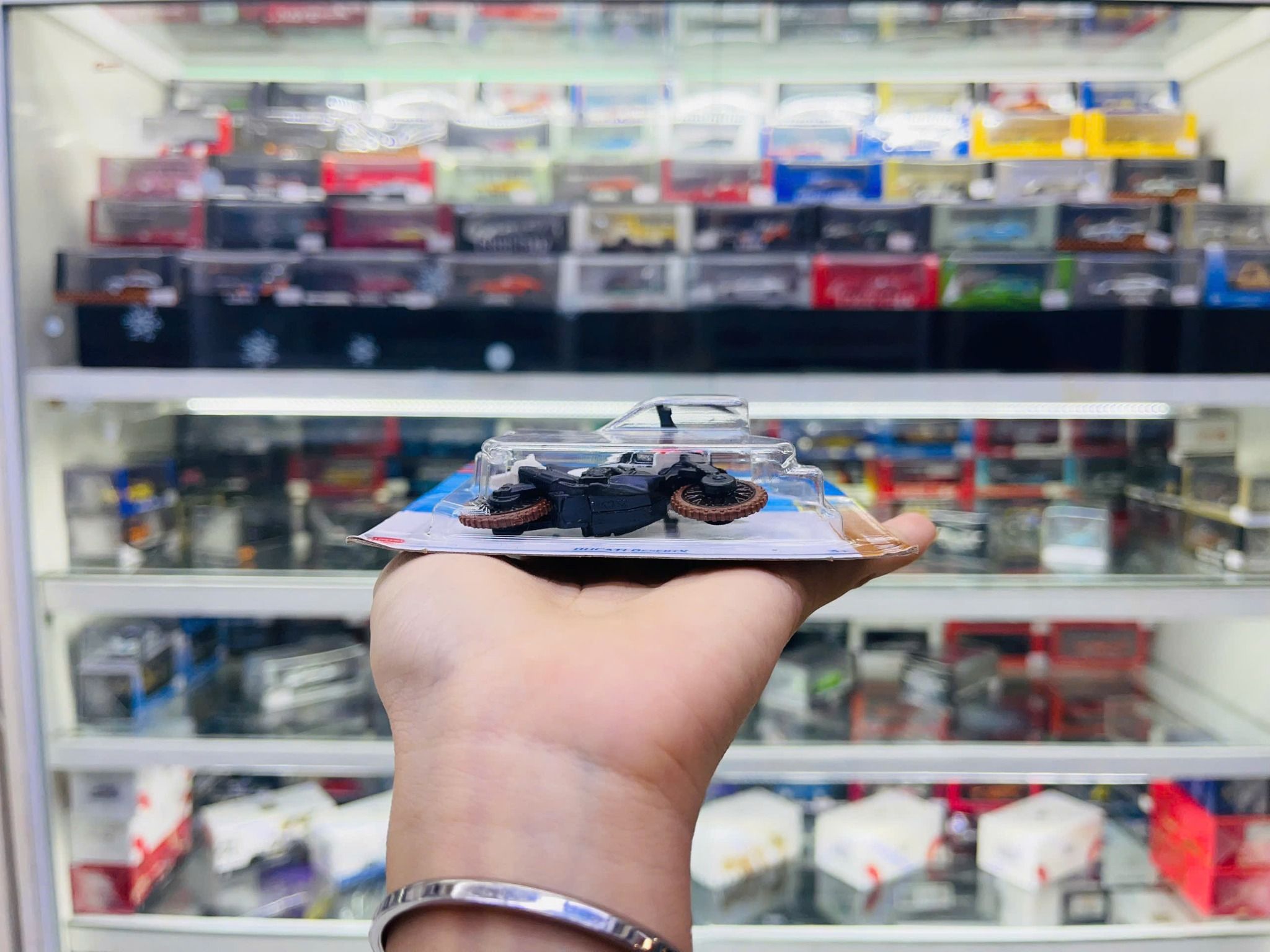 Đồ chơi mô hình xe Hot wheels kim loại có bản quyền chính hãng tỉ lệ 1:64 C4982