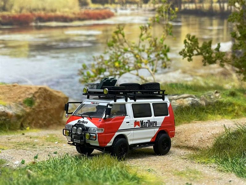 Mô hình xe Mitsubishi Delica 4WD L300 bản có tem, có phụ kiện rời tỉ lệ 1:64 Autobots Model OT64081