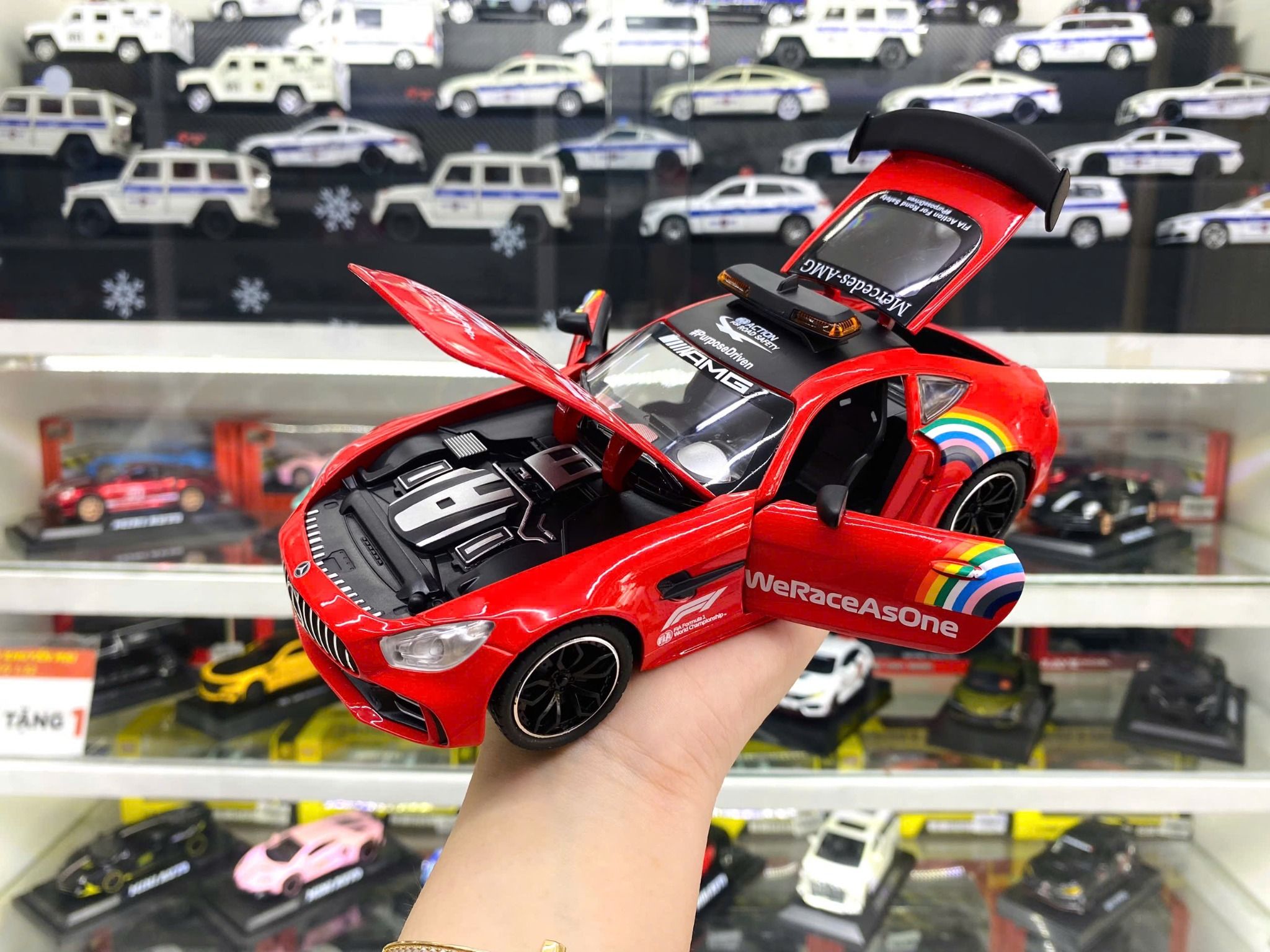 Mô hình xe dẫn đoàn đua F1 Mercedes Benz AMG GTR Safety car - full open - đánh lái - đèn - âm thanh tỉ lệ 1:24 Chezhi model OT600