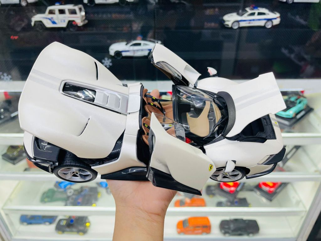 Mô hình xe Ferrari Daytona SP3 Signature white full open - hộp xốp tỉ lệ 1:18 Bburago 18-16912 WT OT18009