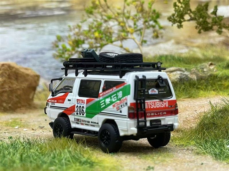 Mô hình xe Mitsubishi Delica 4WD L300 bản có tem, có phụ kiện rời tỉ lệ 1:64 Autobots Model OT64081