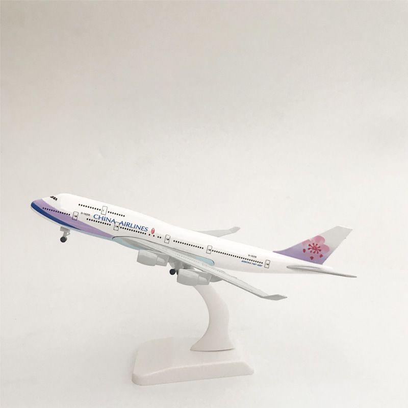Mô hình máy bay China Airlines Boeing B747-400 có bánh xe kích thước 20cm MB20108
