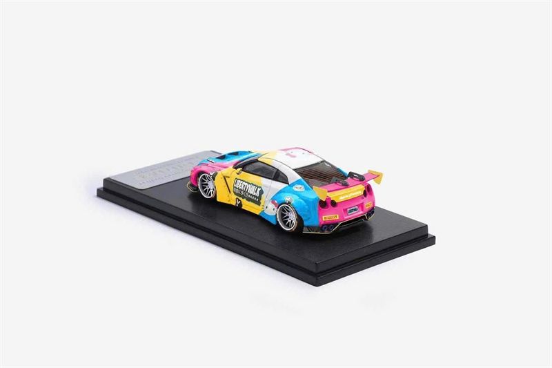 Mô hình xe GTR R35 LBWK Hello Kitty tỉ lệ 1:64 Model Collect OT64092