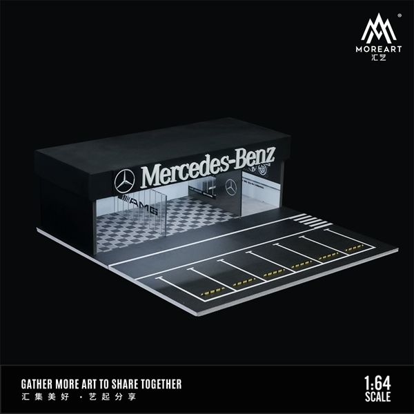Hộp trưng bày mô phỏng showroom Mercedes-Benz có bãi đỗ xe có đèn kích thước 30x30x10cm tỉ lệ 1:64 MoreArt MO936108