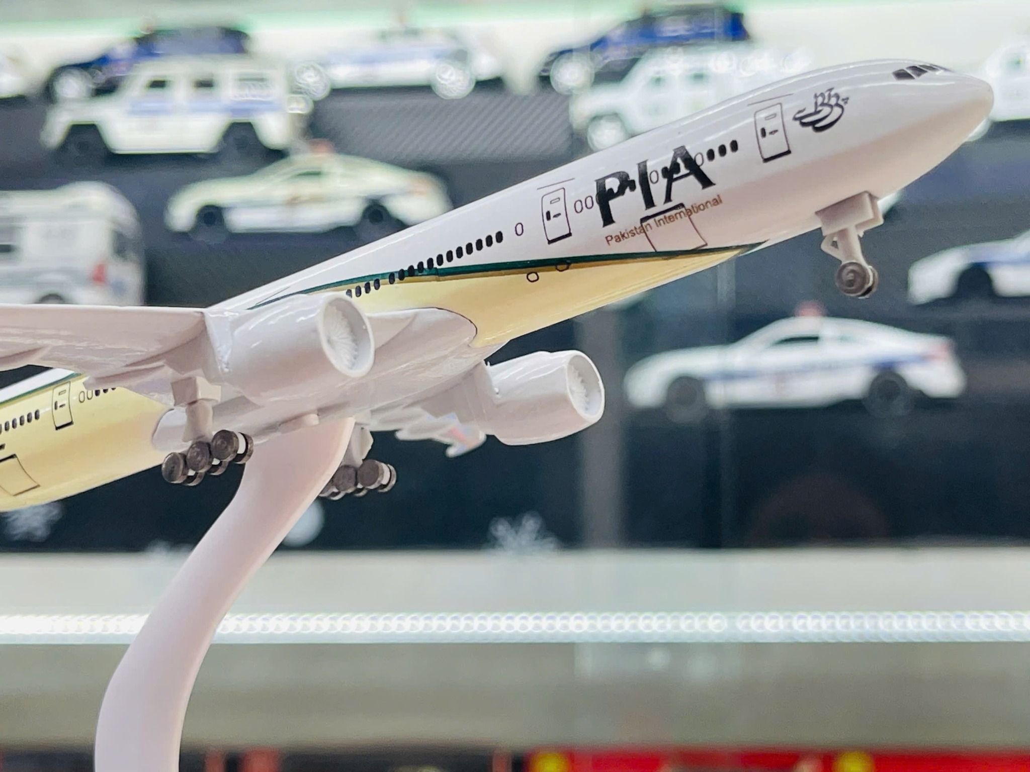 Mô hình máy bay Pakistan PIA Airlines Boeing B777 kích thước 20cm MB20079