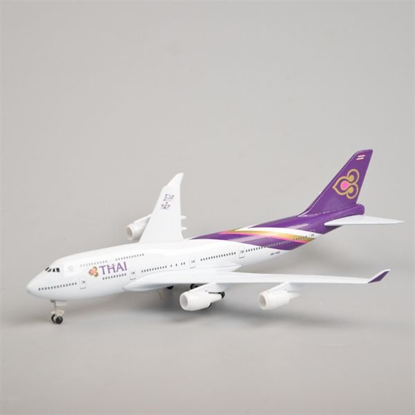 Mô hình máy bay Thái Lan Boeing B747 HS162 có bánh xe kích thước 20cm MB20122