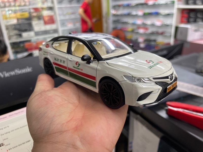 Mô hình xe độ dịch vụ Toyota Camry độ dịch vụ Taxi Vinasun tỉ lệ 1:24 Chezhi Autono1 OT501