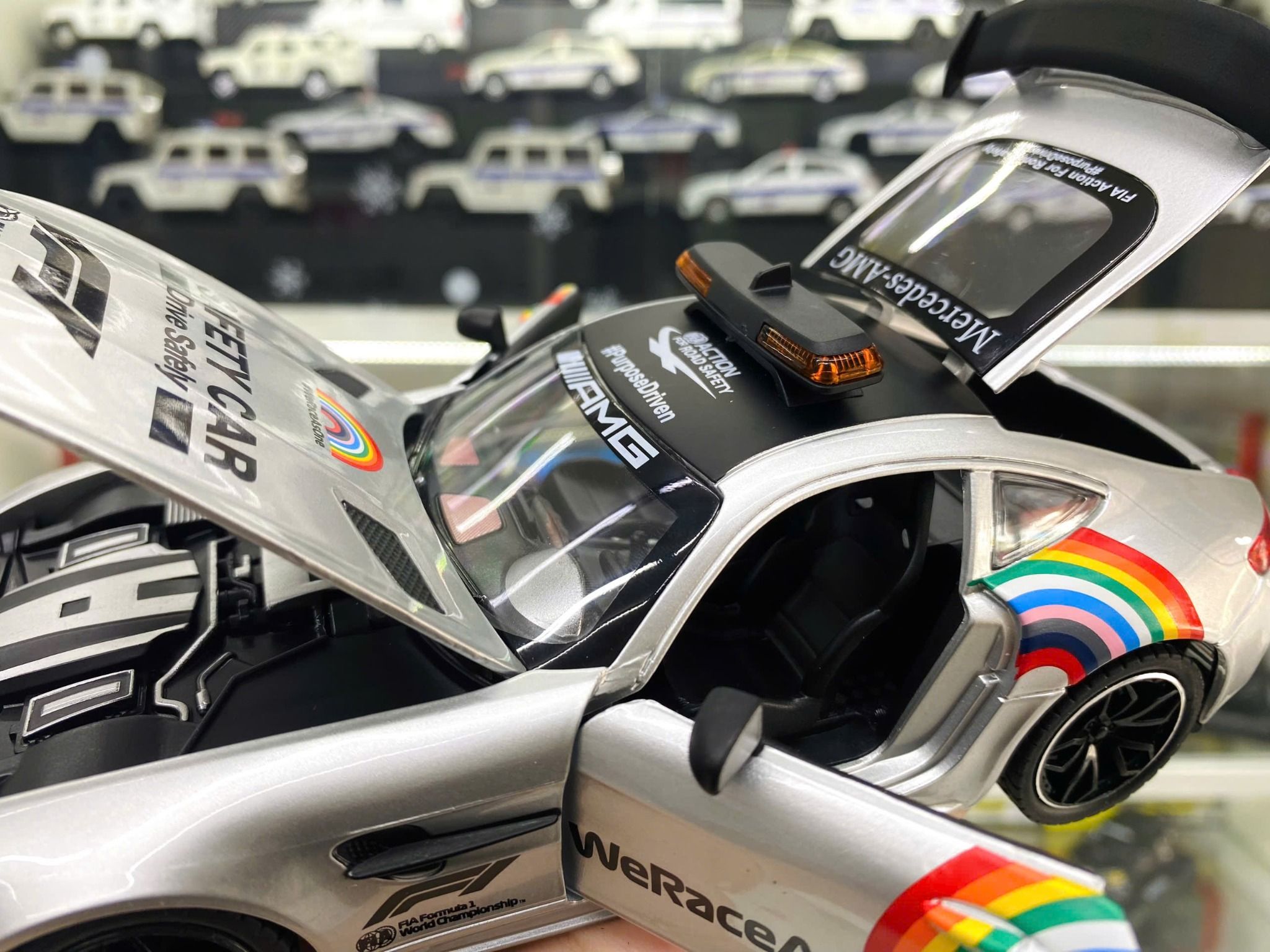Mô hình xe dẫn đoàn đua F1 Mercedes Benz AMG GTR Safety car - full open - đánh lái - đèn - âm thanh tỉ lệ 1:24 Chezhi model OT600
