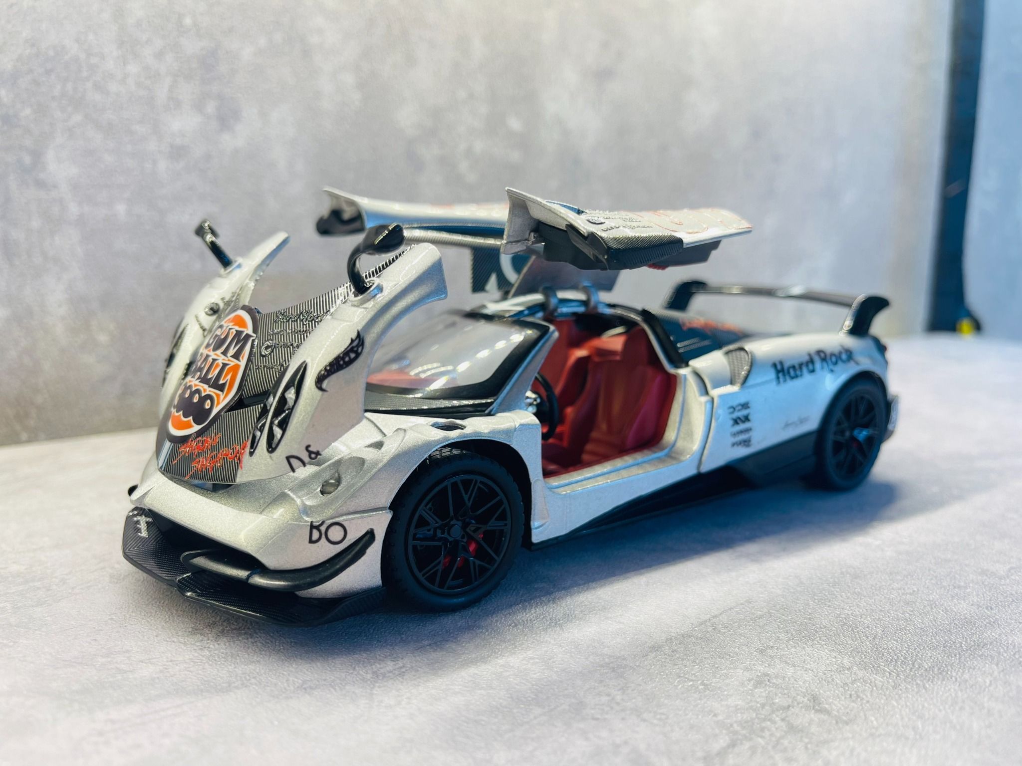 Mô hình xe custom Pagani Huayra BC Silver Gumball 3000 tỉ lệ 1:24 Alloy Model DO24005