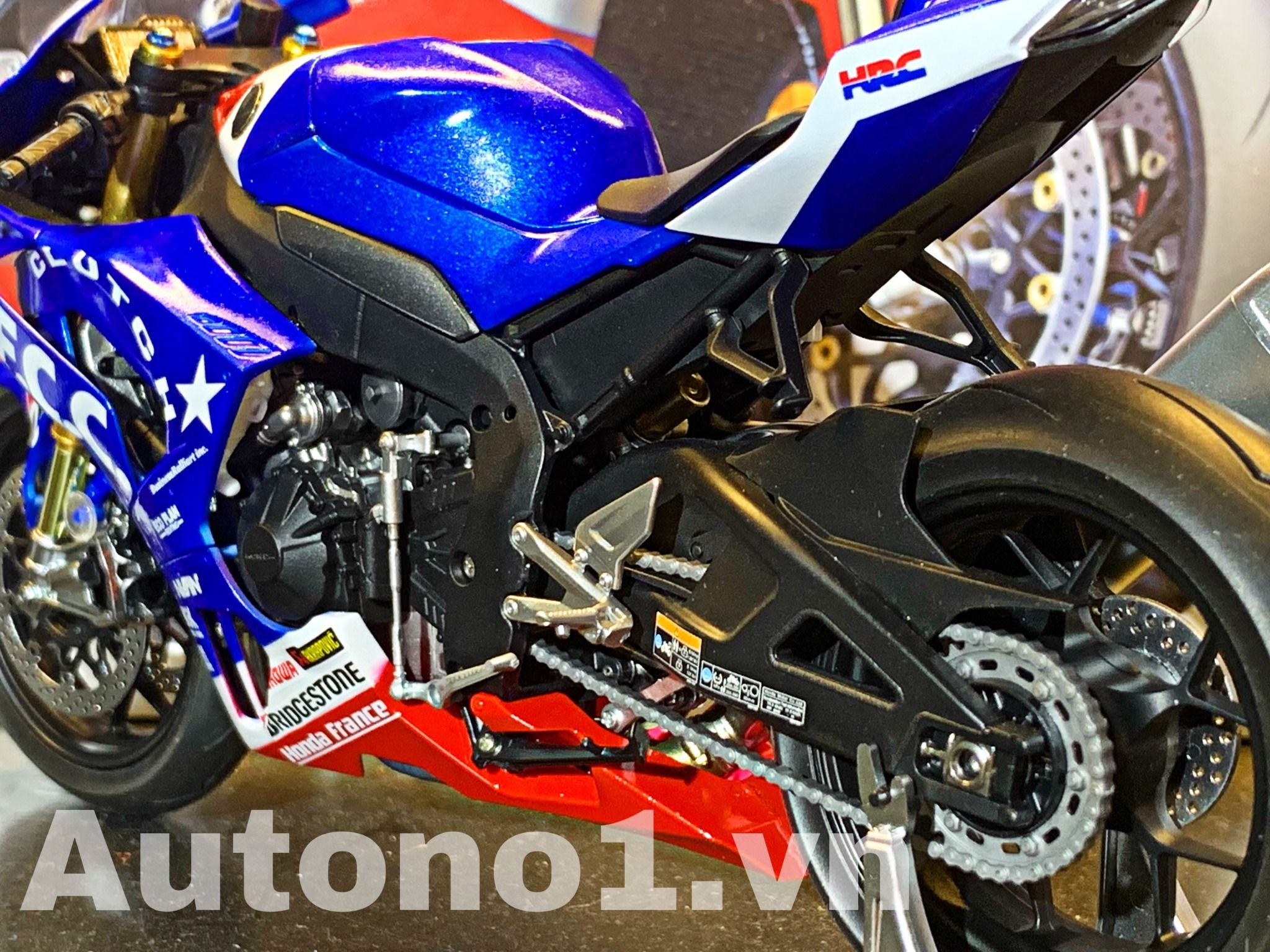 Mô hình xe cao cấp Honda CBR1000RR F.C.D TSR France 2020 1:12 Tamiya D097D