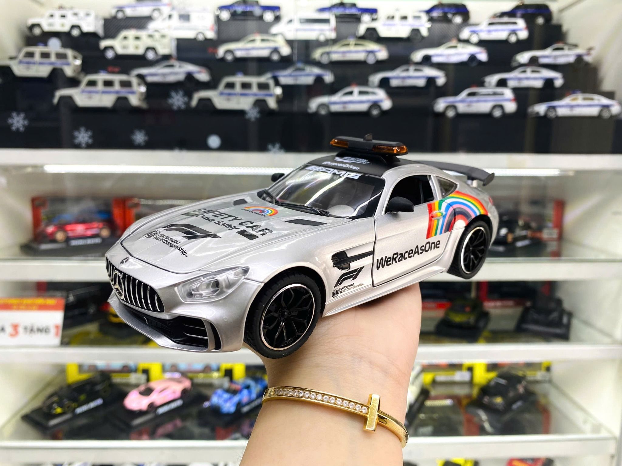 Mô hình xe dẫn đoàn đua F1 Mercedes Benz AMG GTR Safety car - full open - đánh lái - đèn - âm thanh tỉ lệ 1:24 Chezhi model OT600