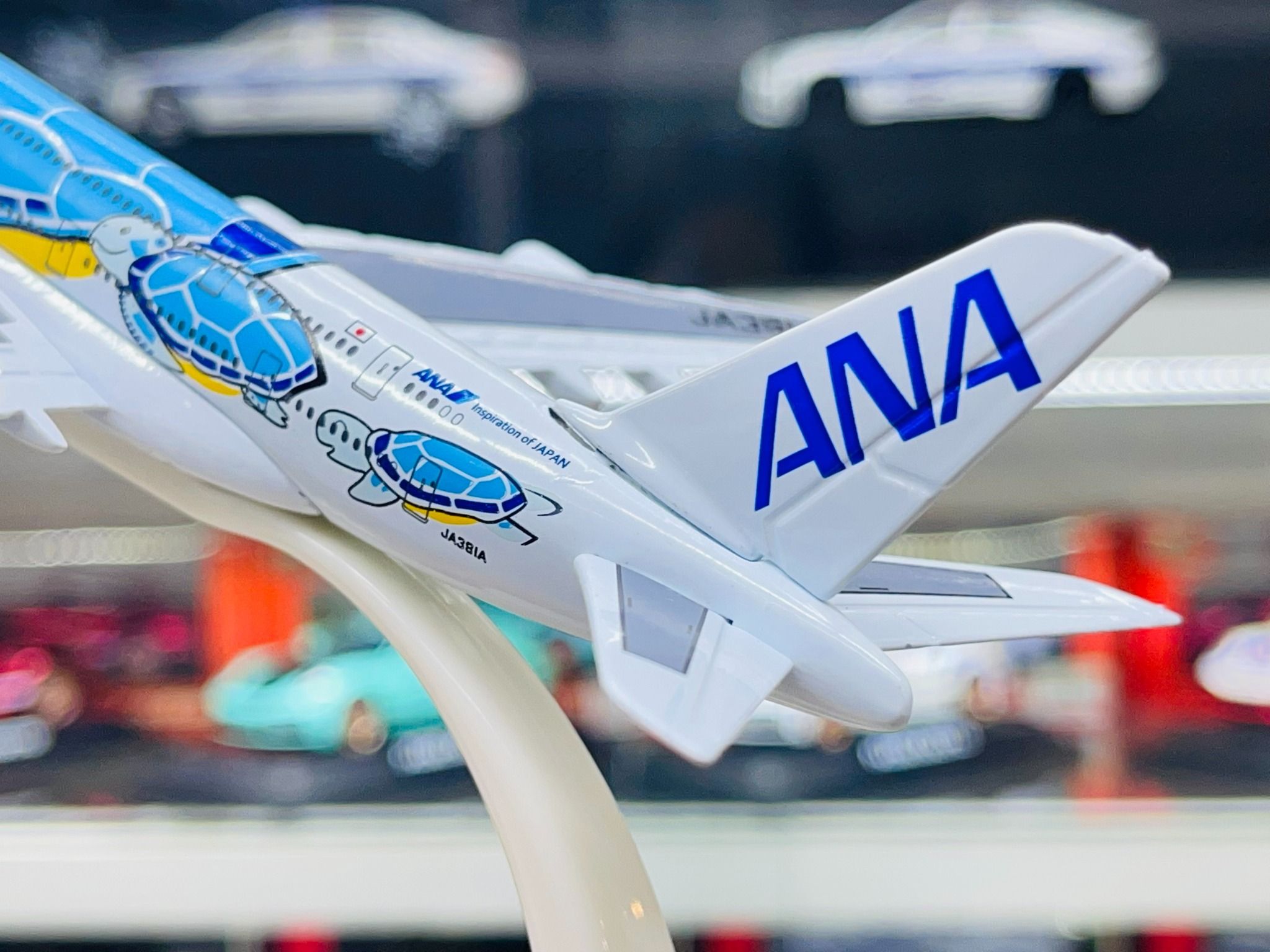 Mô hình máy bay ANA Blue Turtle Kai A380 có đế 16cm MB16210