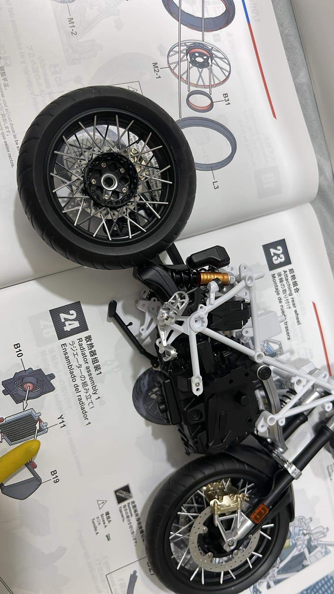 Mô hình moto cao cấp BMW R 1250 GS ADV Meng đã sơn hoàn thiện tỉ lệ 1:9 MT066D