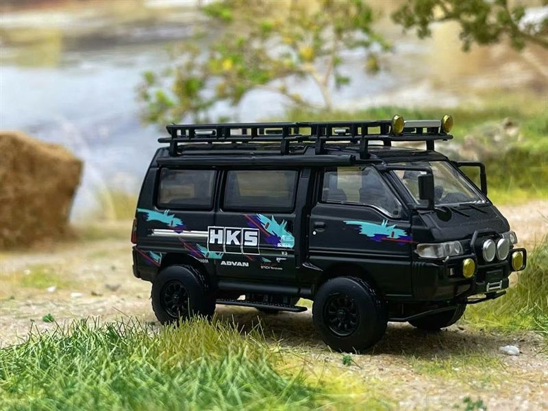 Mô hình xe Mitsubishi Delica 4WD L300 bản có tem, có phụ kiện rời tỉ lệ 1:64 Autobots Model OT64081