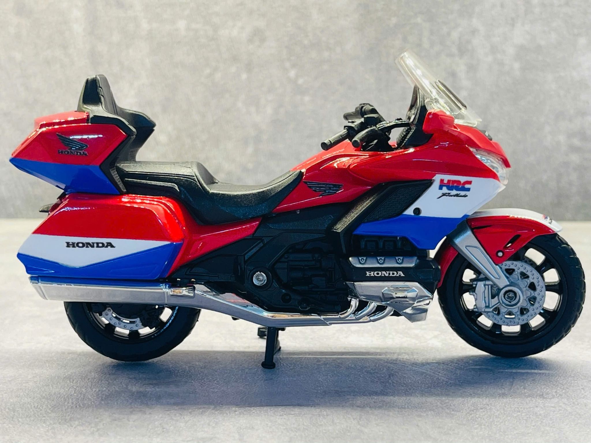 Mô hình xe Honda Goldwing độ tem HRC tỉ lệ 1:18 Welly DO18002