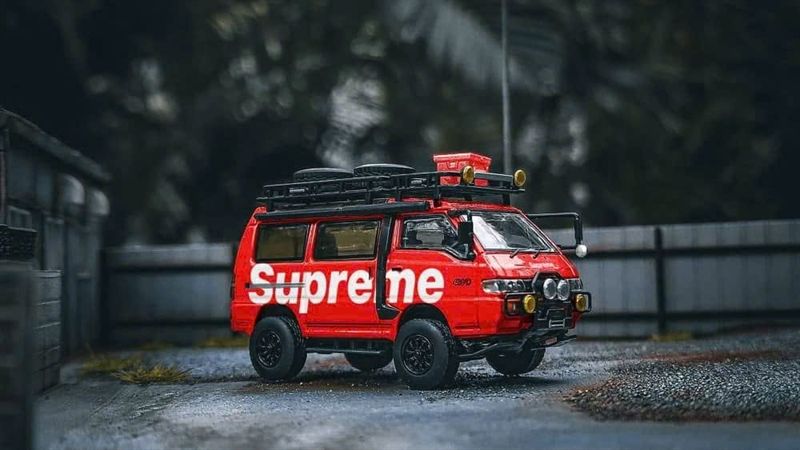 Mô hình xe Mitsubishi Delica Star Wagon 4x4 Supreme Livery limited to 499pcs tỉ lệ 1:64 Autobots Models OT64453