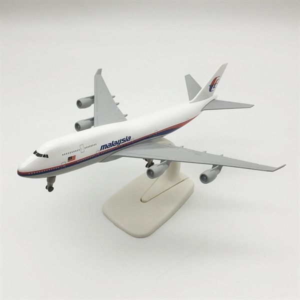Mô hình máy bay Malaysia Airlines Boeing B747 có bánh xe 20cm MB20111