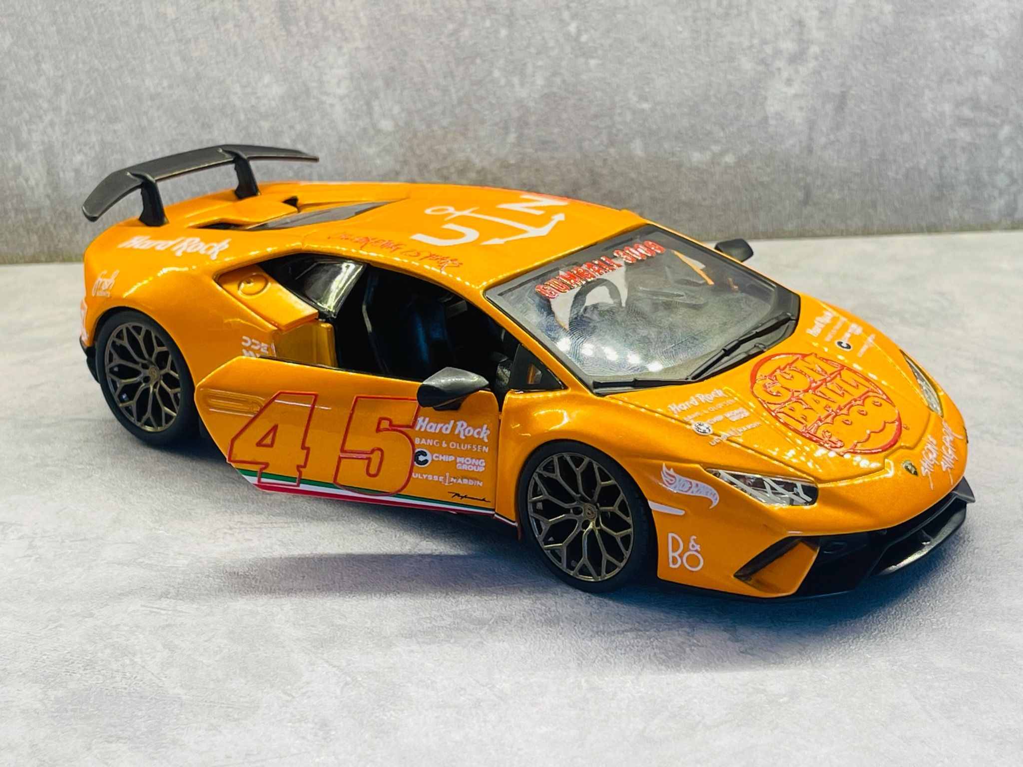 Mô hình xe custom Lamborghini Huracan Performante Gumball3000 Orange tỉ lệ 1:24 Bburago DO24003