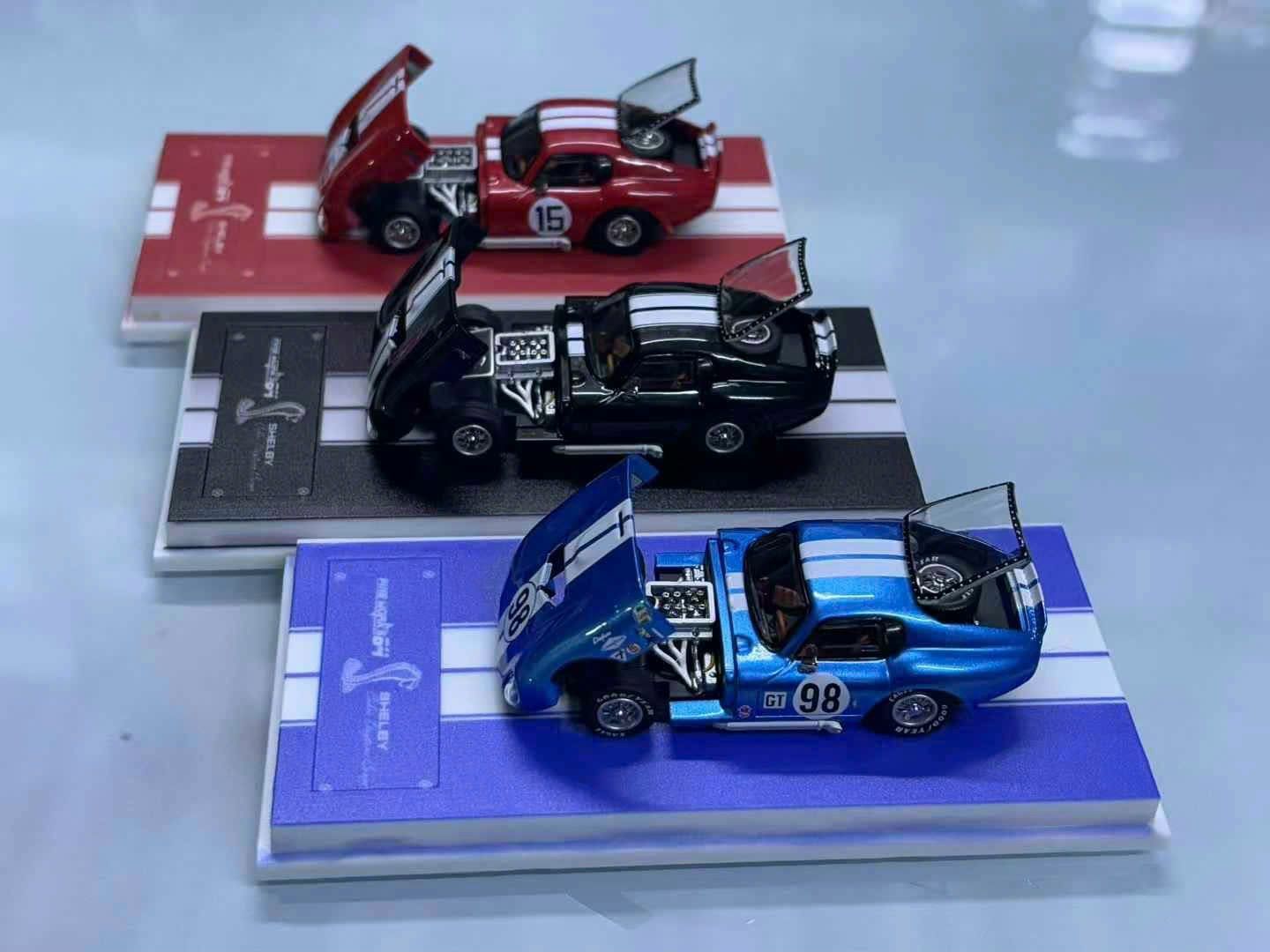 Mô hình xe Ford Shelby Daytona race #98 #15 mở được capo - kính sau tỉ lệ 1:64 FineWorks OT64105
