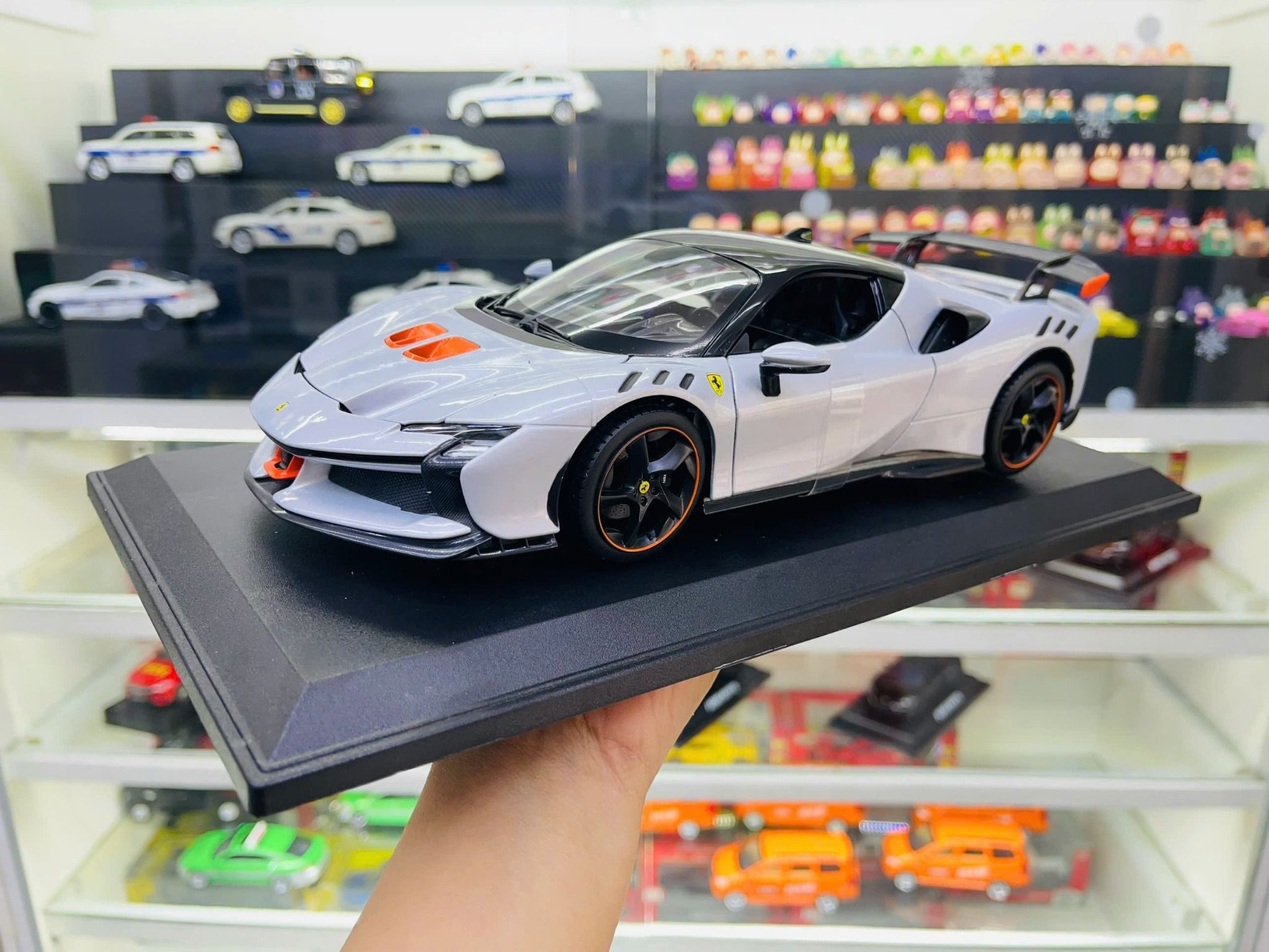 Mô hình xe Ferrari SF90 XX Stradale Giallo Modena silver full open tỉ lệ 1:18 Bburago 18-16020 OT18013