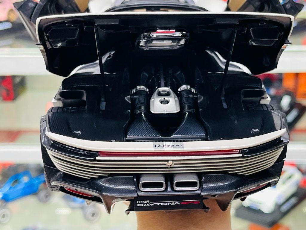 Mô hình xe Ferrari Daytona SP3 Signature white full open - hộp xốp tỉ lệ 1:18 Bburago 18-16912 WT OT18009