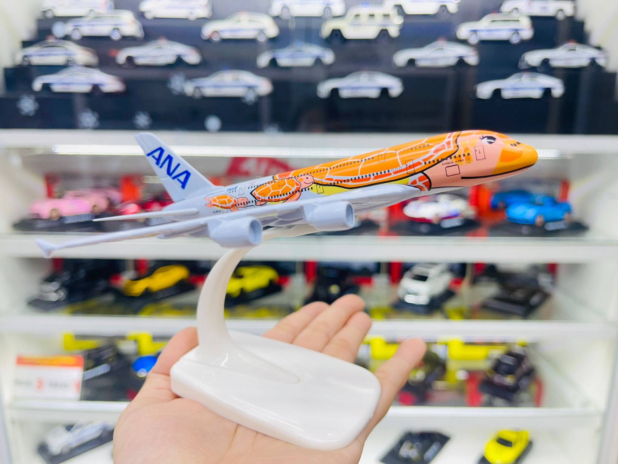 Mô hình máy bay ANA Orange Turtle Kai A380 có đế 16cm MB16211