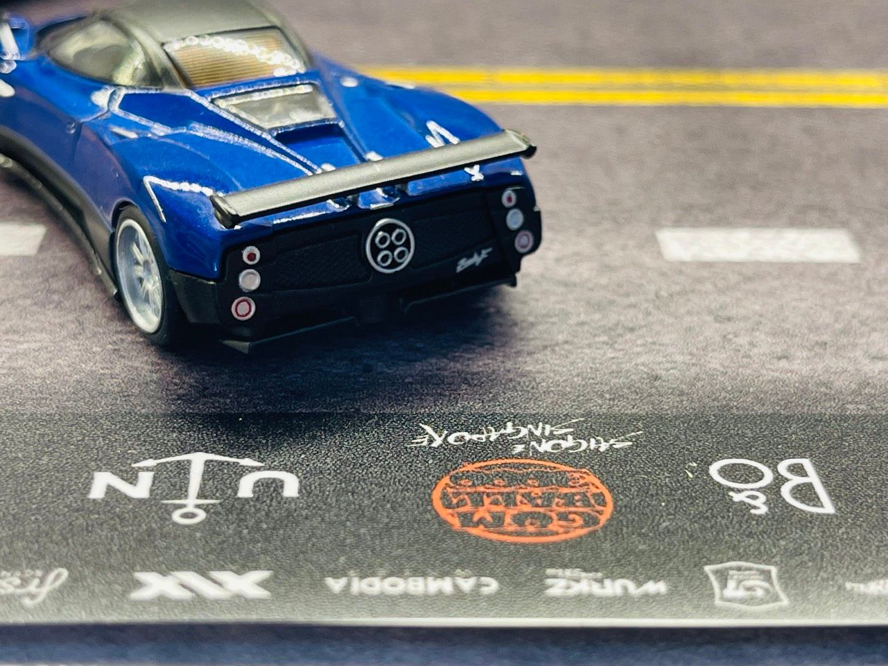 Diorama mặt đường/ bãi đỗ xe parking in PP cán mờ chống nước bụi bẩn khổ dài 20x60cm cho xe mô hình 1:64 DR030