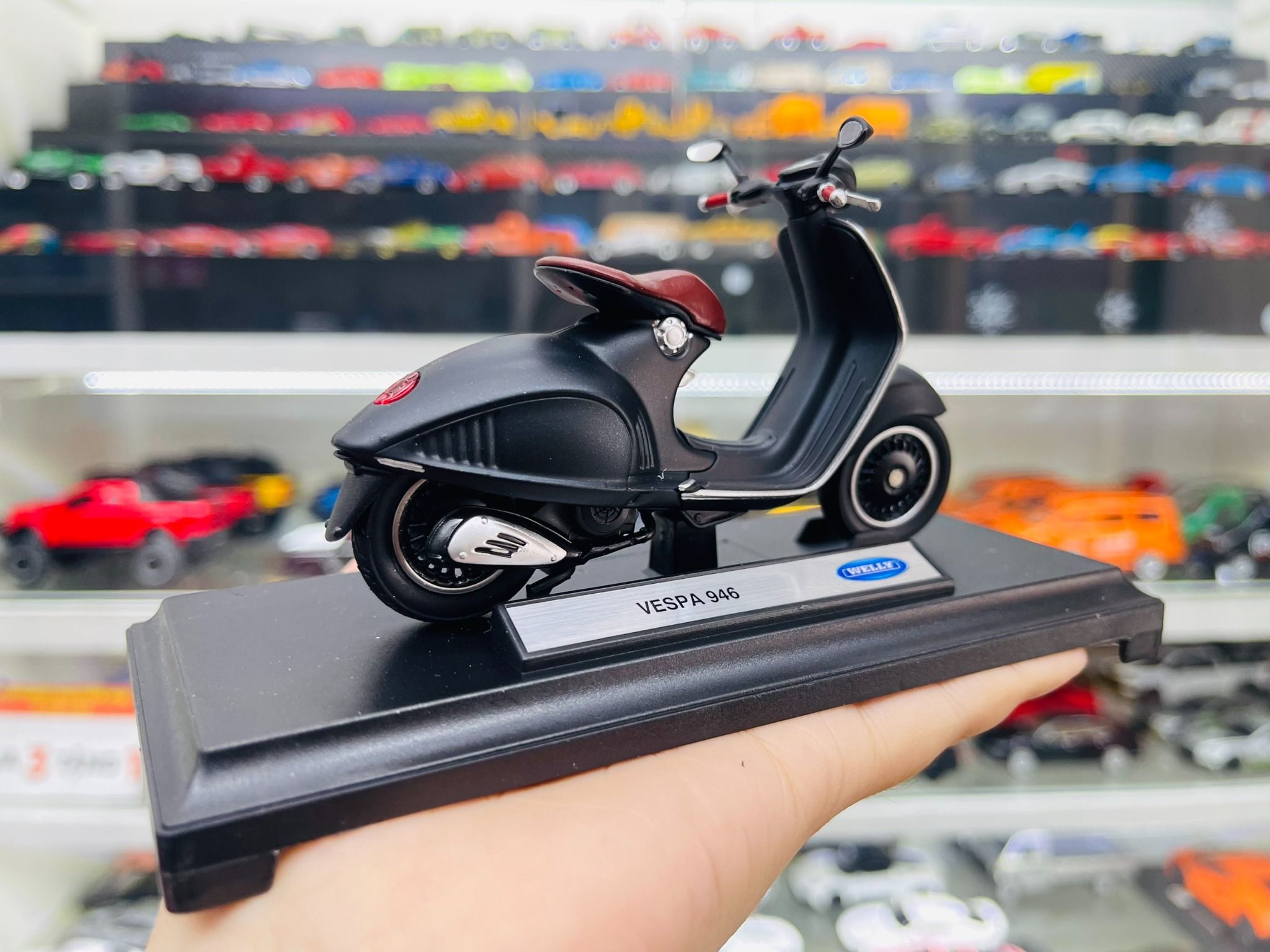 Mô hình xe Vespa 946 độ matt black 2023 tỉ lệ 1:18 Autono1 Welly D228