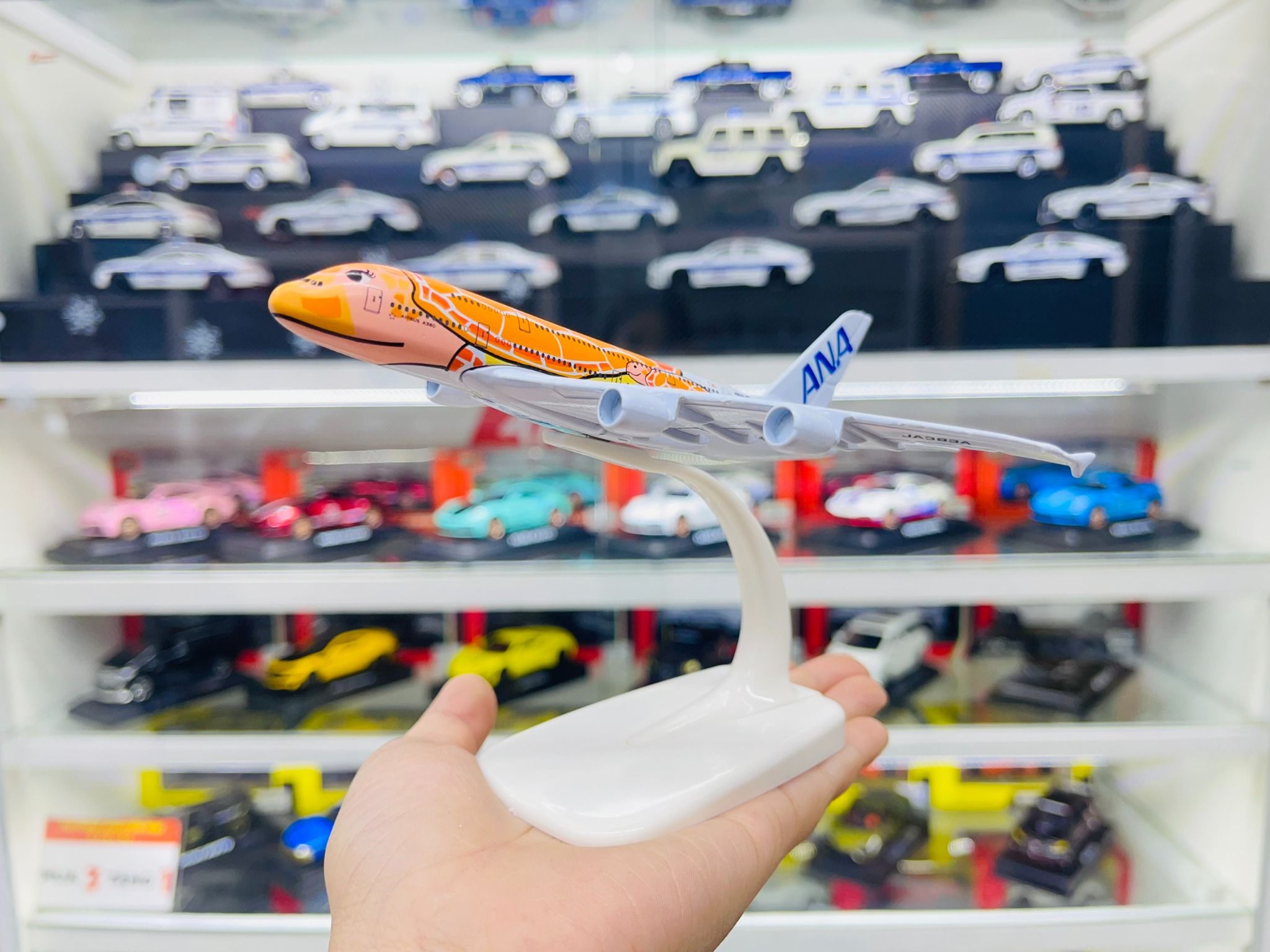 Mô hình máy bay ANA Orange Turtle Kai A380 có đế 16cm MB16211
