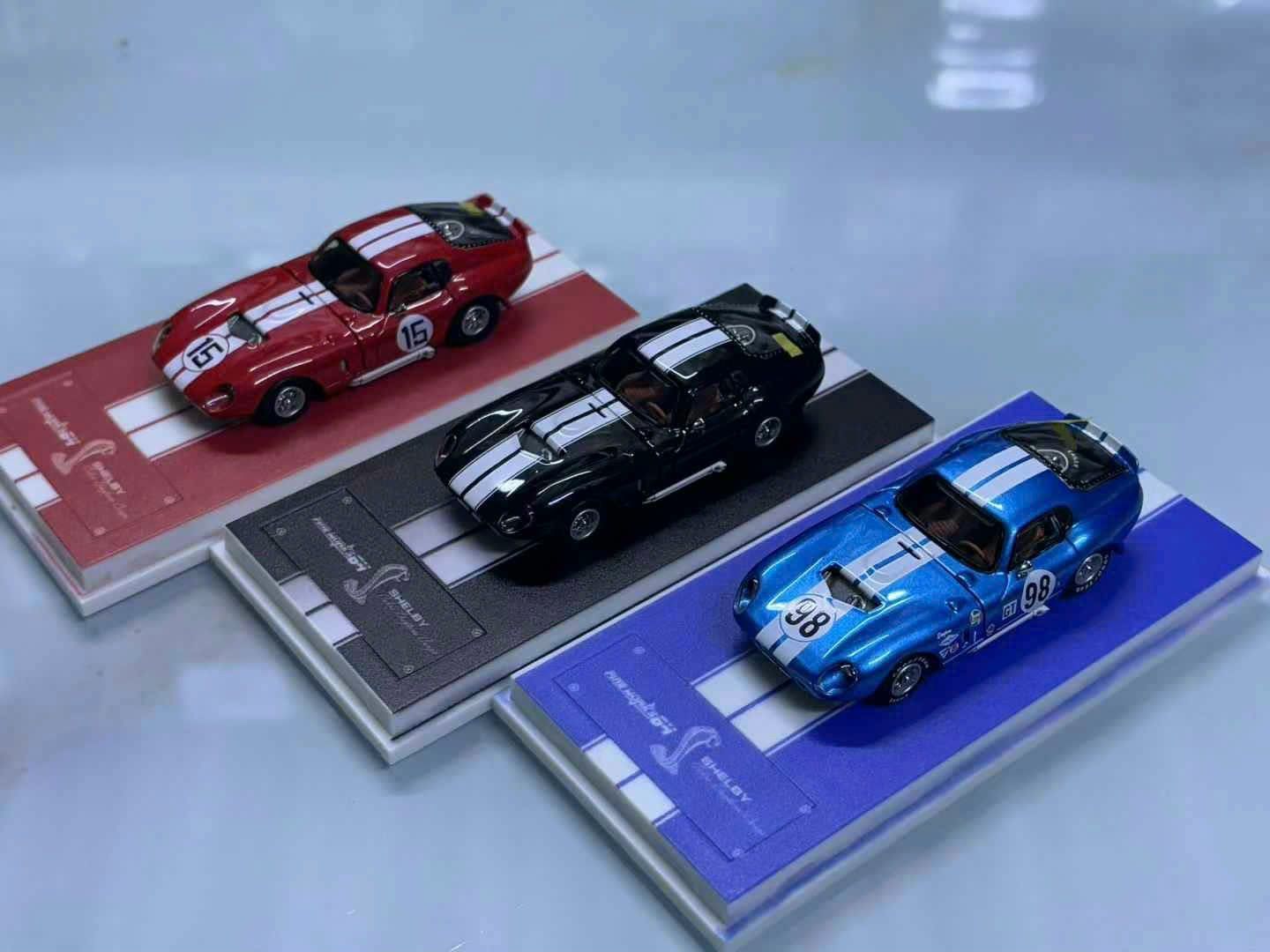 Mô hình xe Ford Shelby Daytona race #98 #15 mở được capo - kính sau tỉ lệ 1:64 FineWorks OT64105