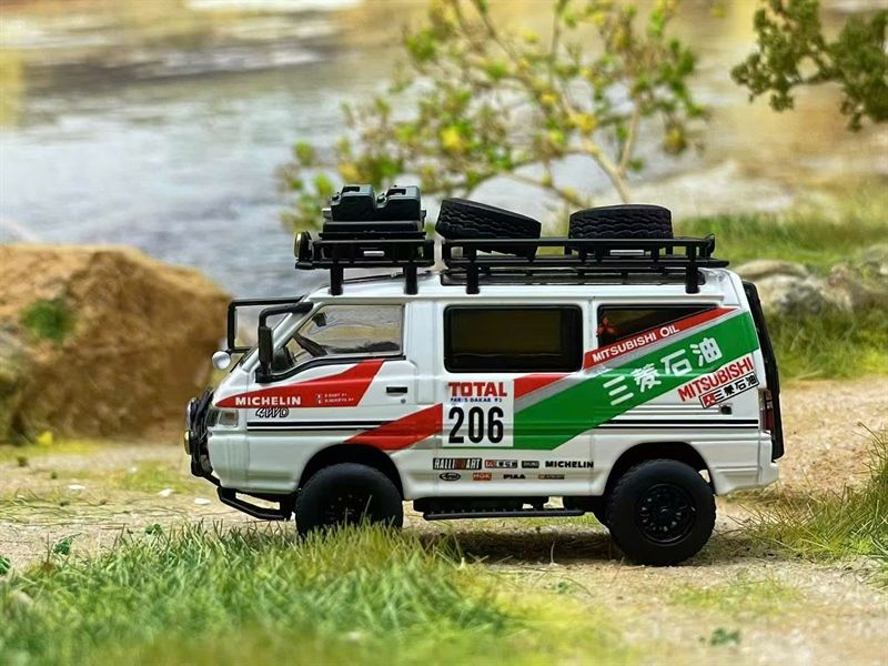 Mô hình xe Mitsubishi Delica 4WD L300 bản có tem, có phụ kiện rời tỉ lệ 1:64 Autobots Model OT64081