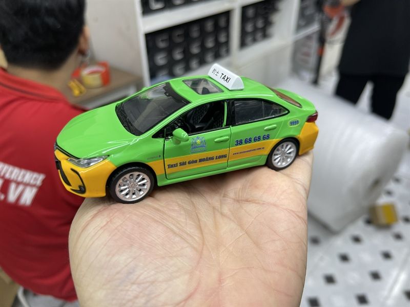 Mô hình xe độ dịch vụ Taxi Toyota Corolla Altis Sài Gòn Hoàng Long có đèn có âm thanh tỉ lệ 1:32 Alloy OT368