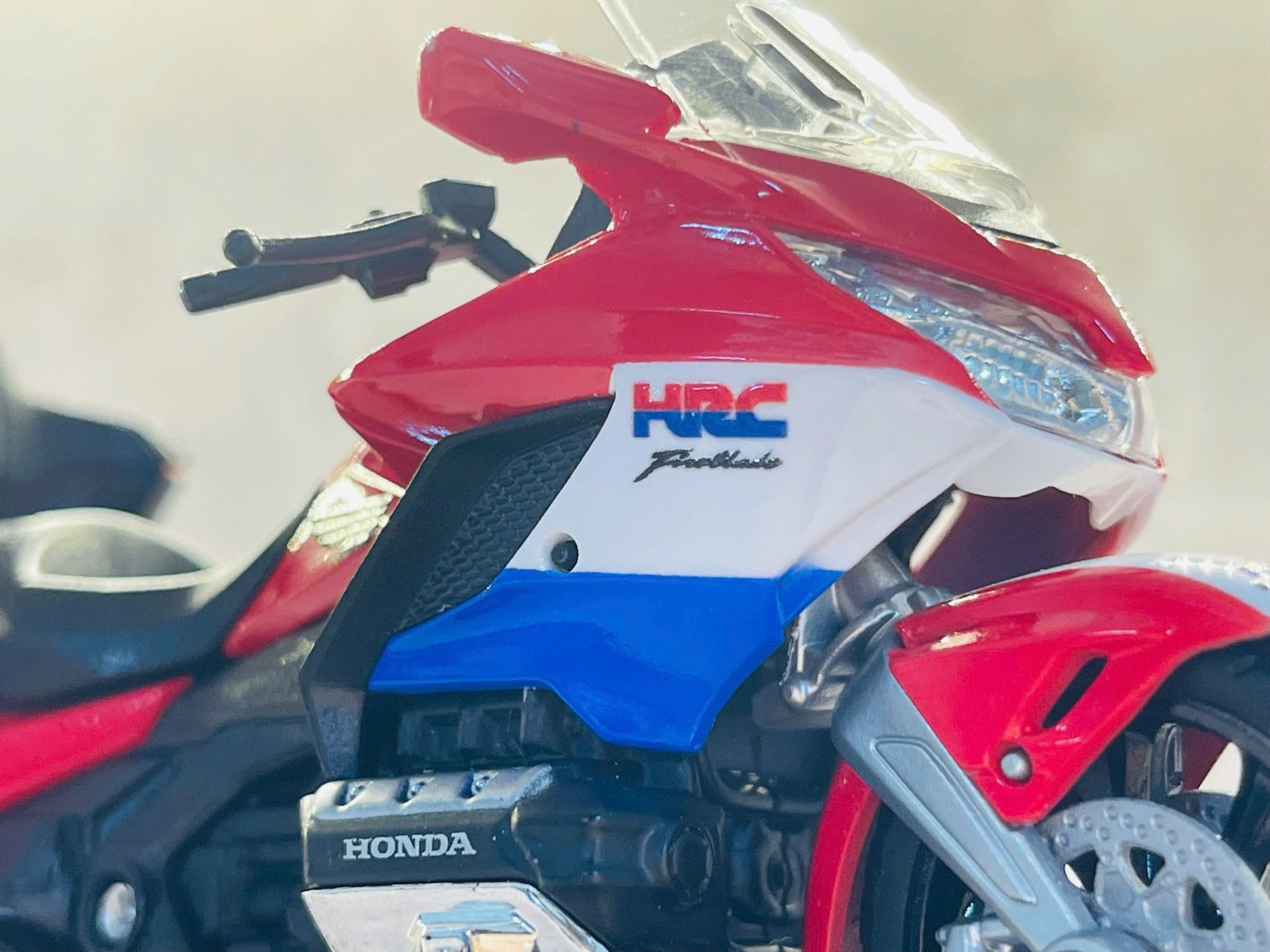 Mô hình xe Honda Goldwing độ tem HRC tỉ lệ 1:18 Welly DO18002