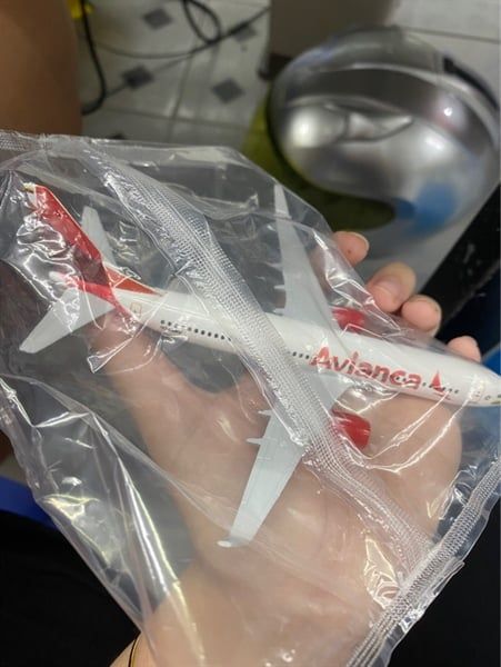 Mô hình máy bay Avianca Airbus A320 16cm MB16180