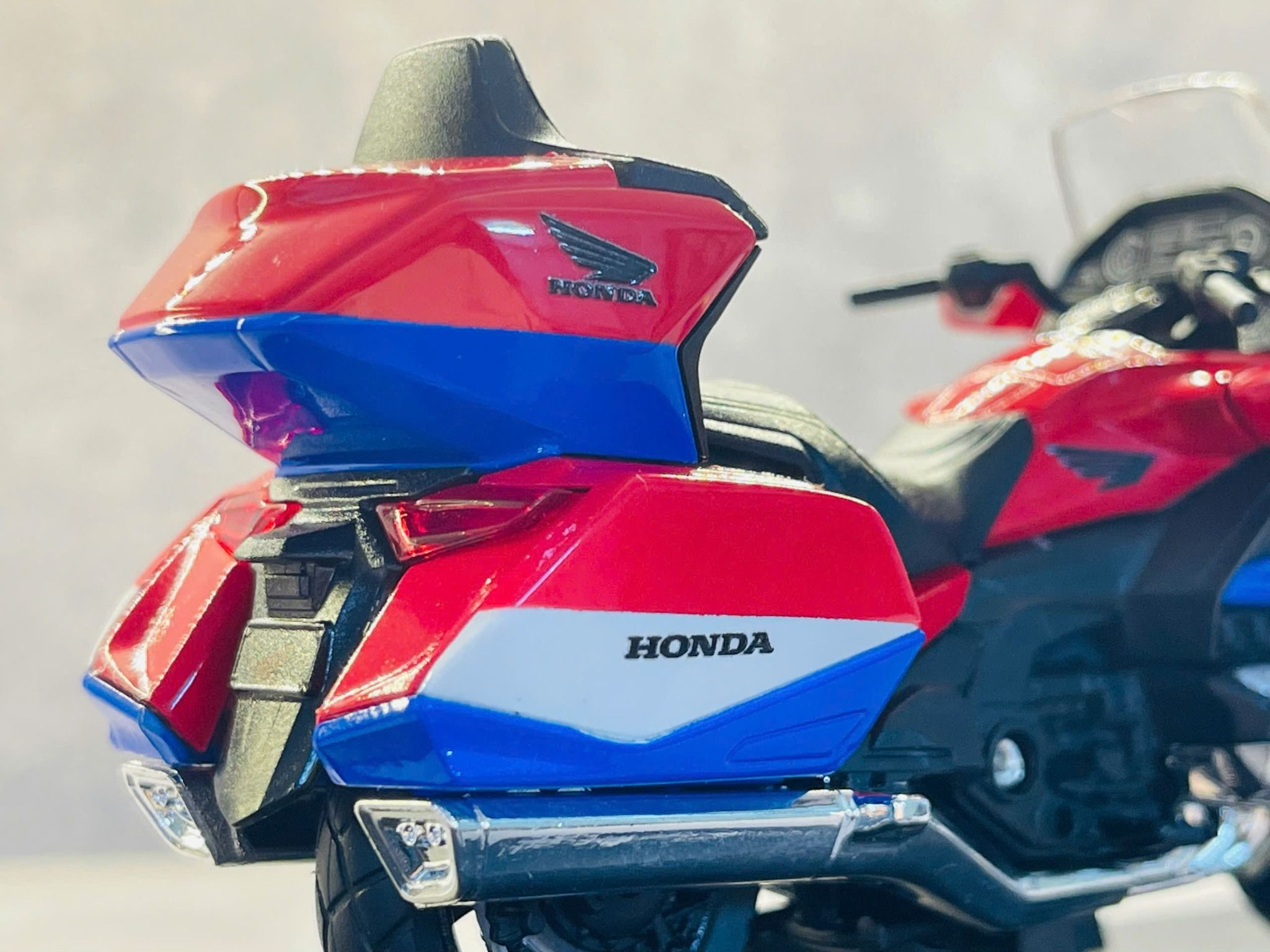 Mô hình xe Honda Goldwing độ tem HRC tỉ lệ 1:18 Welly DO18002