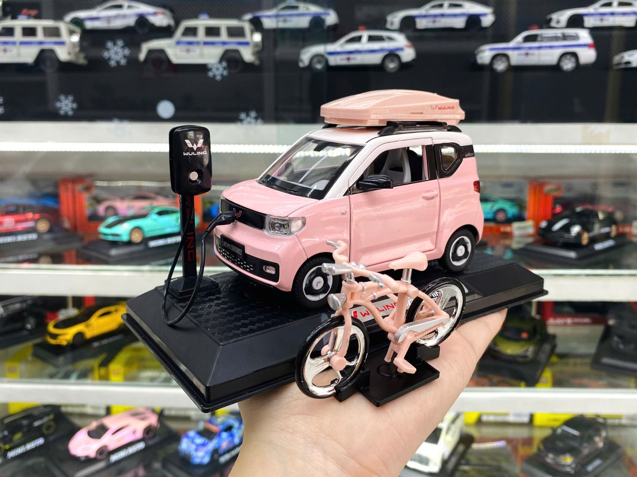 Mô hình xe Wuling Hongguang Mini EV full open - kèm phụ kiện tỉ lệ 1:24 Chezhi OT582