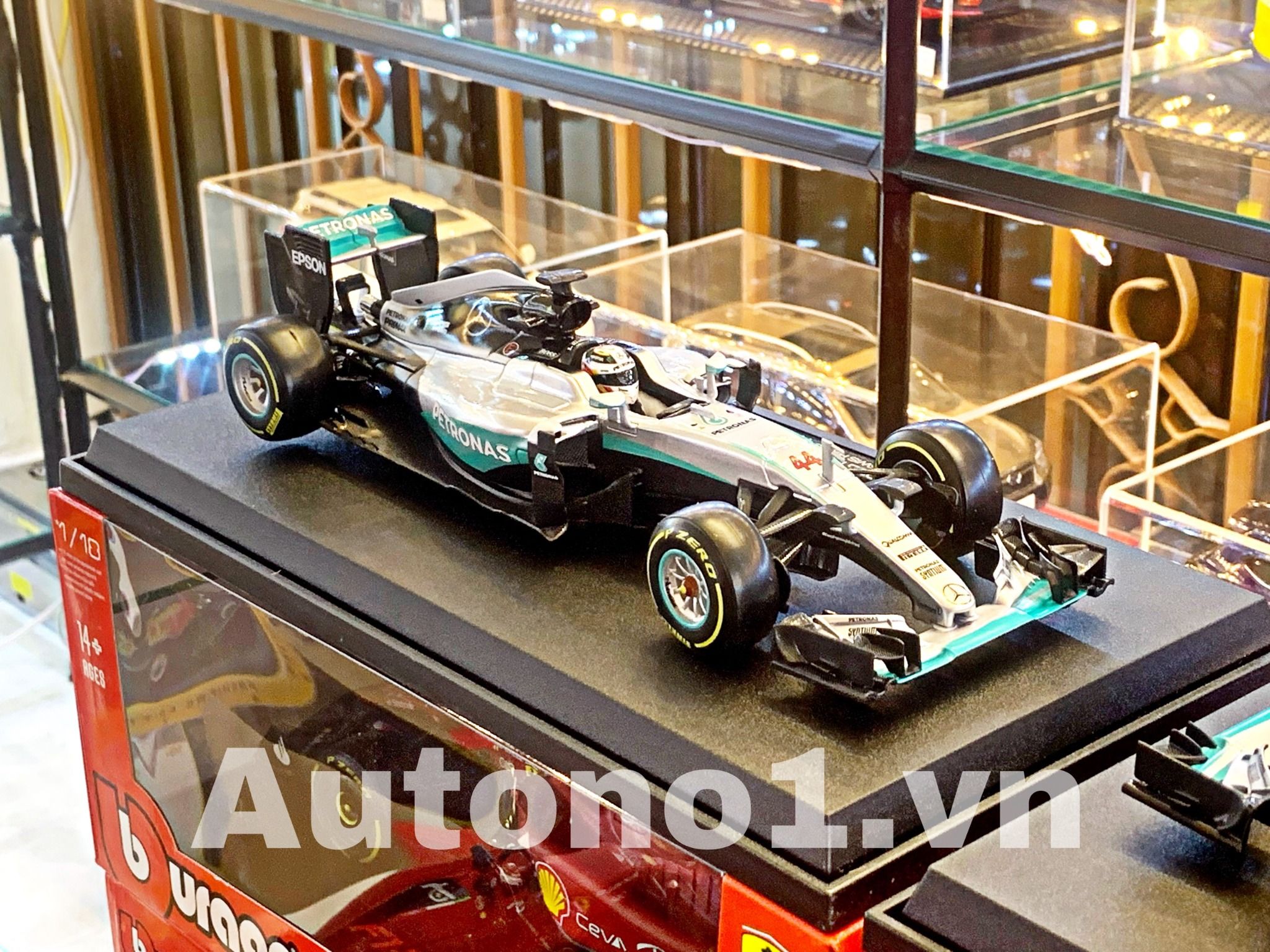 Mô hình xe F1 Mercedes AMG Petronas F1 W07 Hybrid 2016 world champion 1:18 Bburago 5212