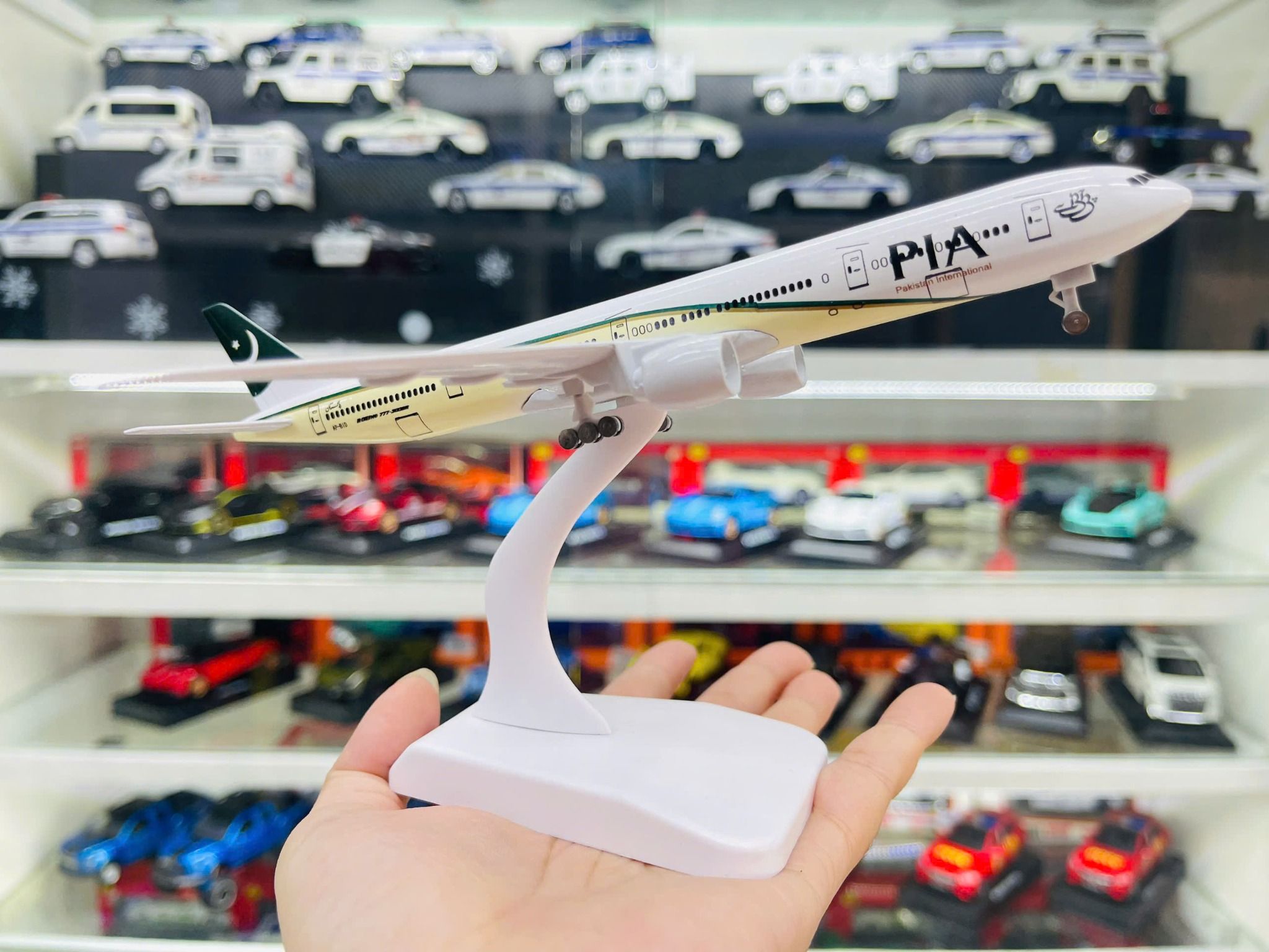 Mô hình máy bay Pakistan PIA Airlines Boeing B777 kích thước 20cm MB20079