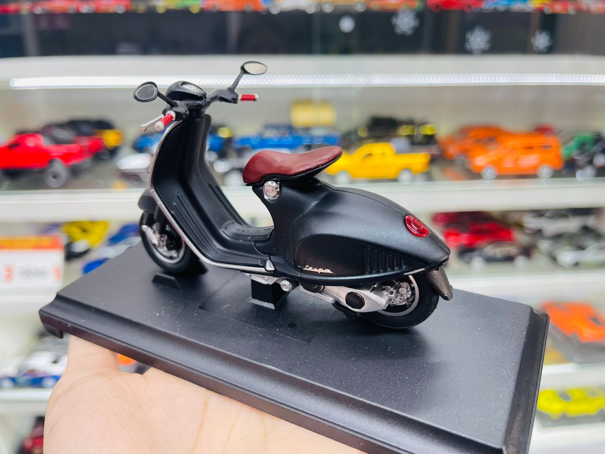 Mô hình xe Vespa 946 độ matt black 2023 tỉ lệ 1:18 Autono1 Welly D228