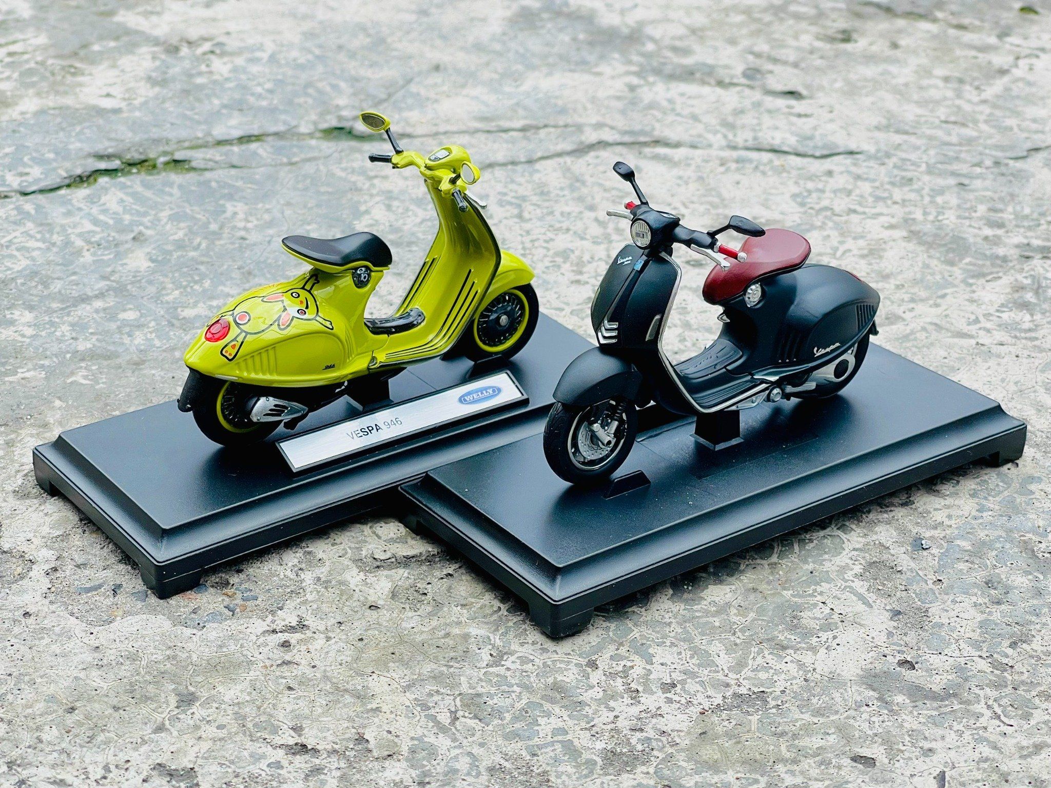 Mô hình xe Vespa 946 độ matt black 2023 tỉ lệ 1:18 Autono1 Welly D228